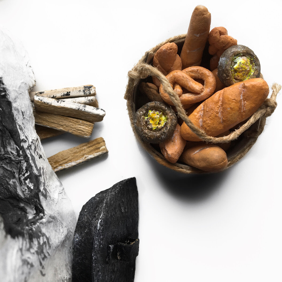 Хлебушек из СОЛЕНОГО теста слеплен два года назад и до сих пор пригоден для игр.