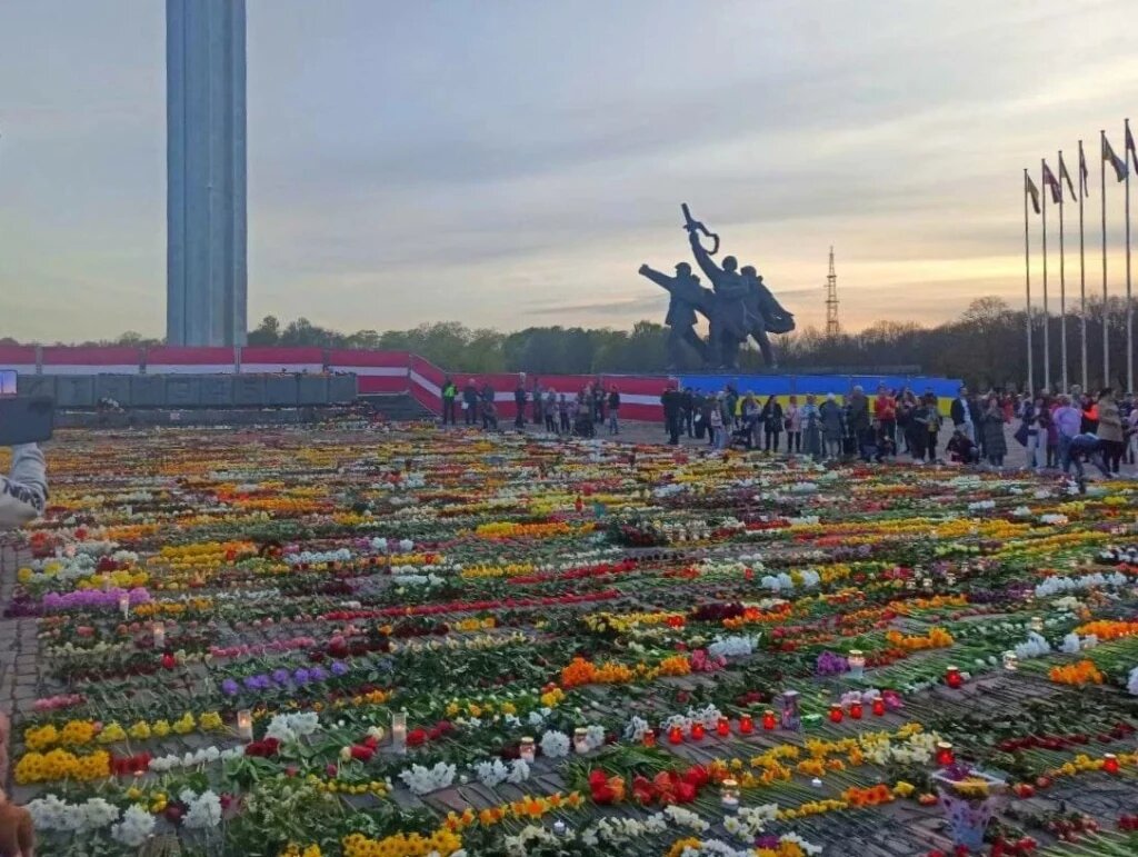 Возложение огромного количества цветов к памятнику воинам Советской Армии — освободителям Советской Латвии и Риги от немецко-фашистских захватчиков в течение двух дней подряд, по-видимому, всерьёз обеспокоило и рассердило приверженцев антироссийской позиции во власти Латвии