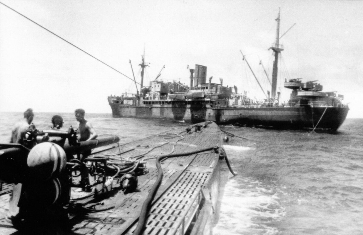 Немецкая подводная лодка U-124 заправляется топливом с судна снабжения «Питон», 1941 г. // waralbum.ru
