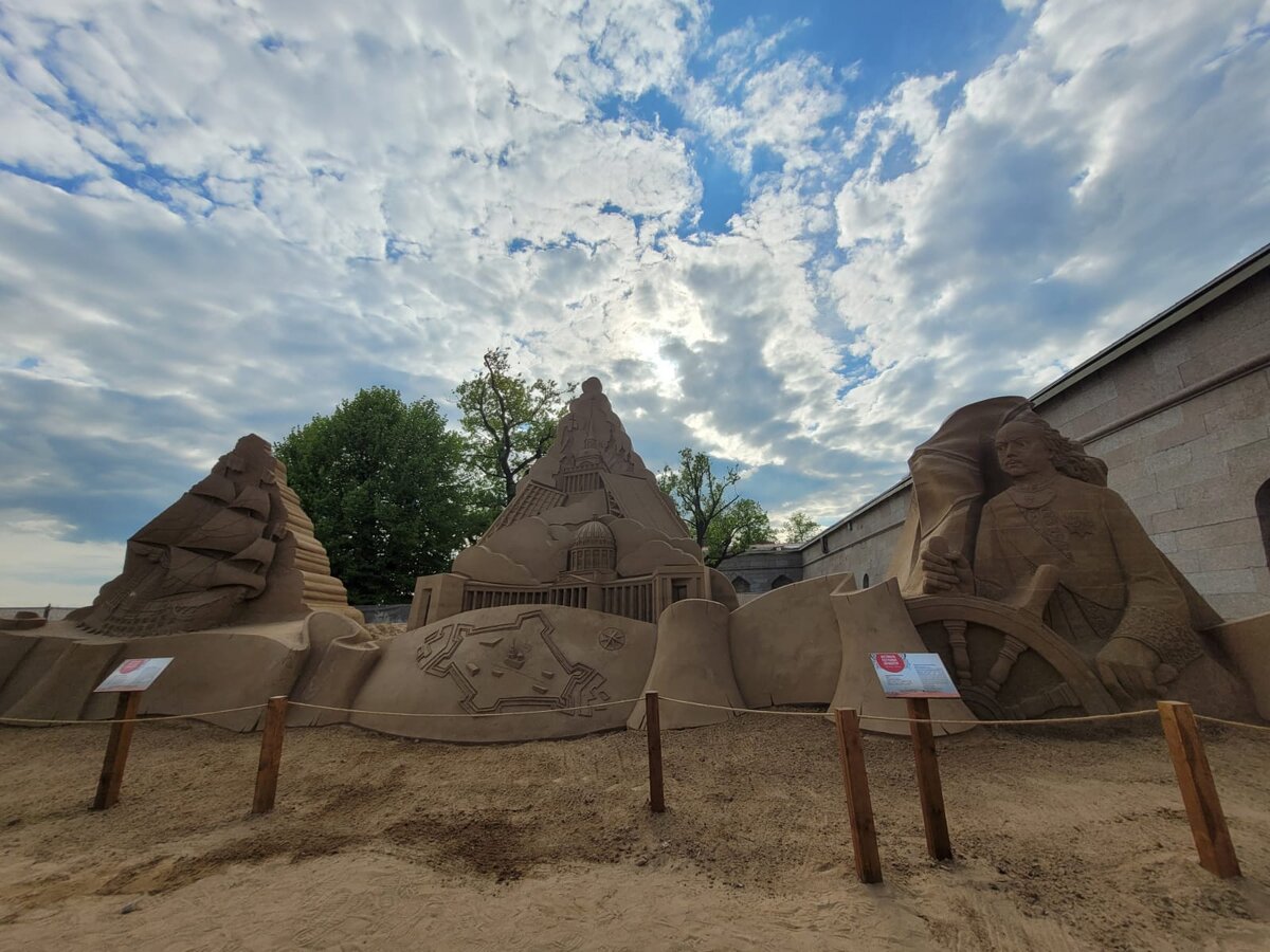 Слева - корабль "Ингерманландия", в центре - Казанский Собор, под Собором изображен план Заячьего острова, а в правой части композиции - Петр I за штурвалом корабля. 
Сама Петропавловская крепость является старейшим архитектурным памятником. Крепость была заложена 27 мая 1703 года, и именно эта дата считается датой основания Петербурга, ведь с нее началась история города.   