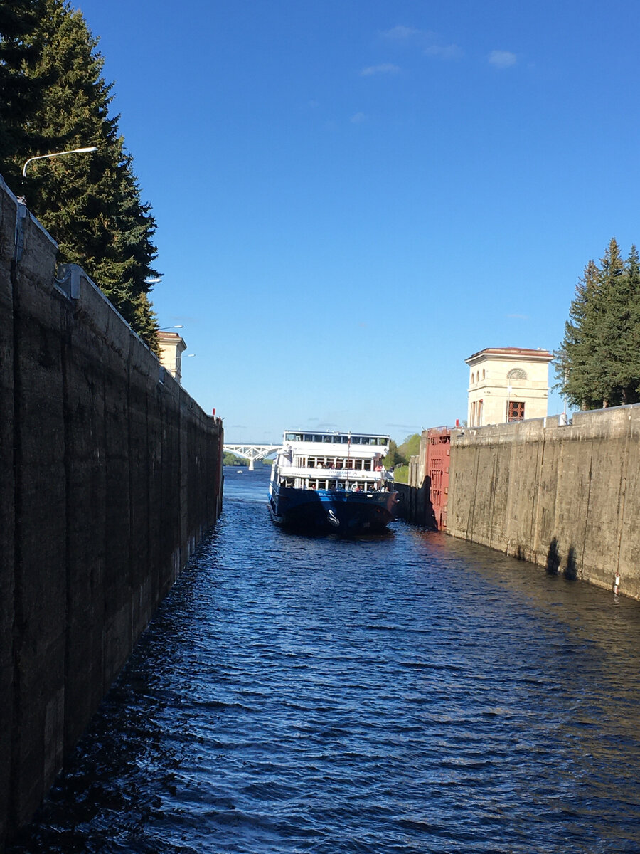 Теплоход "Лебединое озеро" заходит в шлюз №1 канала имени Москвы