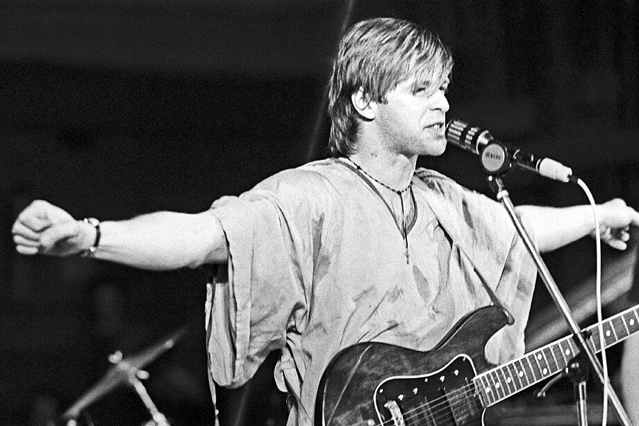 Для молодёжи из креативного класса Гребенщиков – некий символ, памятник самому себе, а для тех, кто постарше, совсем недавно был как бы свой, с ароматом молодости, необременительного бунтарства, мира без границ и рассеянности сознания. Фото: И. Куртов/ТАСС