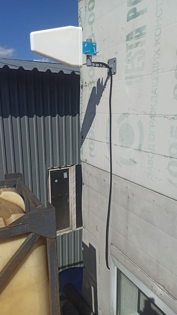 Внешняя антенна принимает сигнал с ближайших базовых станций сотовой связи. 