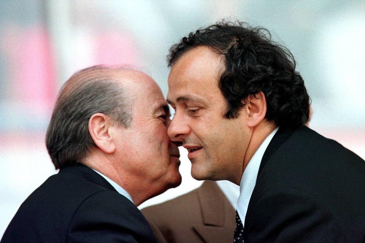 ЙОЗЕФ БЛАТТЕР И МИШЕЛЬ ПЛАТИНИ. ФОТО: IMAGO SPORTFOTODIENST/GLOBAL LOOK PRESS