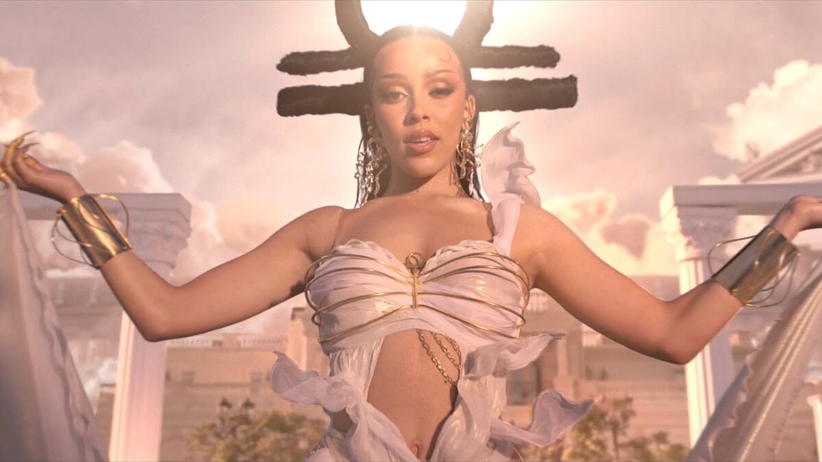 Кадр из клипа You right певицы Doja Cat, представительницы знака Весы