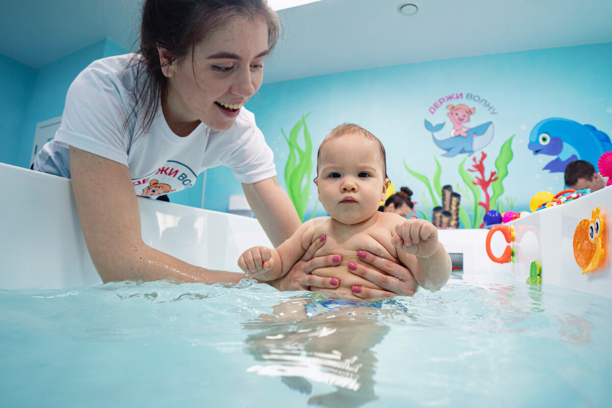 Грудничковое плавание с первых месяцев жизни помогает справится с множеством проблем
