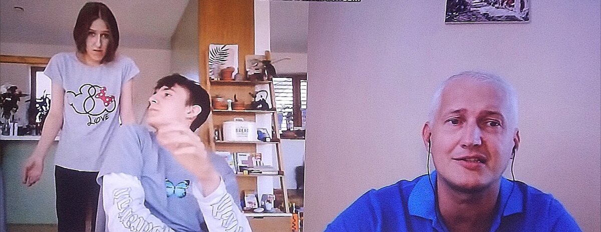 "Это моя страна!" "Девушка, какая ваша страна? Я родился в СССР, это наша страна... А что вы сразу уходите от ответа, вот вы всегда так поступаете, когда у вас все аргументы заканчиваются, вы сразу куда - то убегаете. 