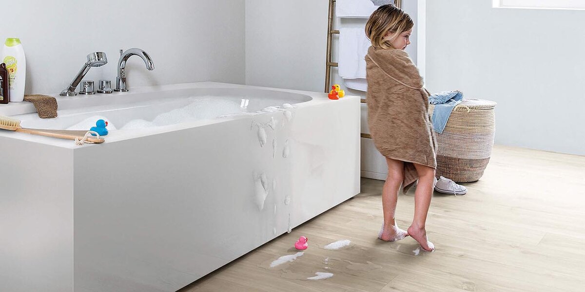 На сегодняшний день, виниловый ламинат является самым практичным напольным покрытием на рынке. Он обладает уникальными свойствами: 100% водостойкость, ударопрочность, износостойкость, шумоизоляция, теплая поверхность, экономичность и реалистичные декоры под дерево или камень. 