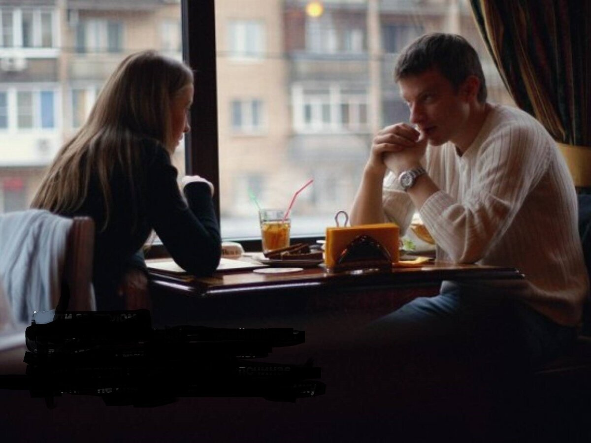 Пара в кафе за столиком