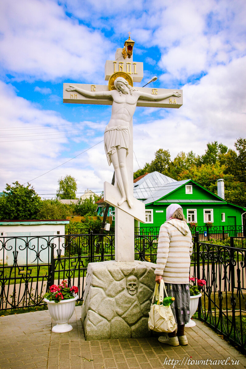 Канавка богородицы в дивеево. Дивеево монастырь канавка Пресвятой Богородицы. Дивеевский монастырь канавка Богородицы. Канавка Серафима Саровского в Дивеево. Святая канавка Дивеевского монастыря.