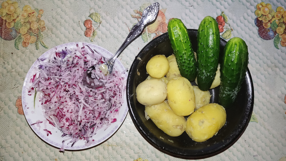Редис, картофель, огурцы.