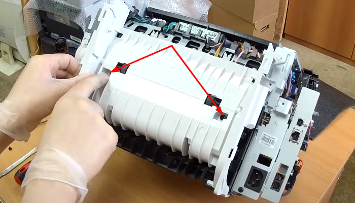 Фото 81. Снимаем с оси ролика, указанный кулачок