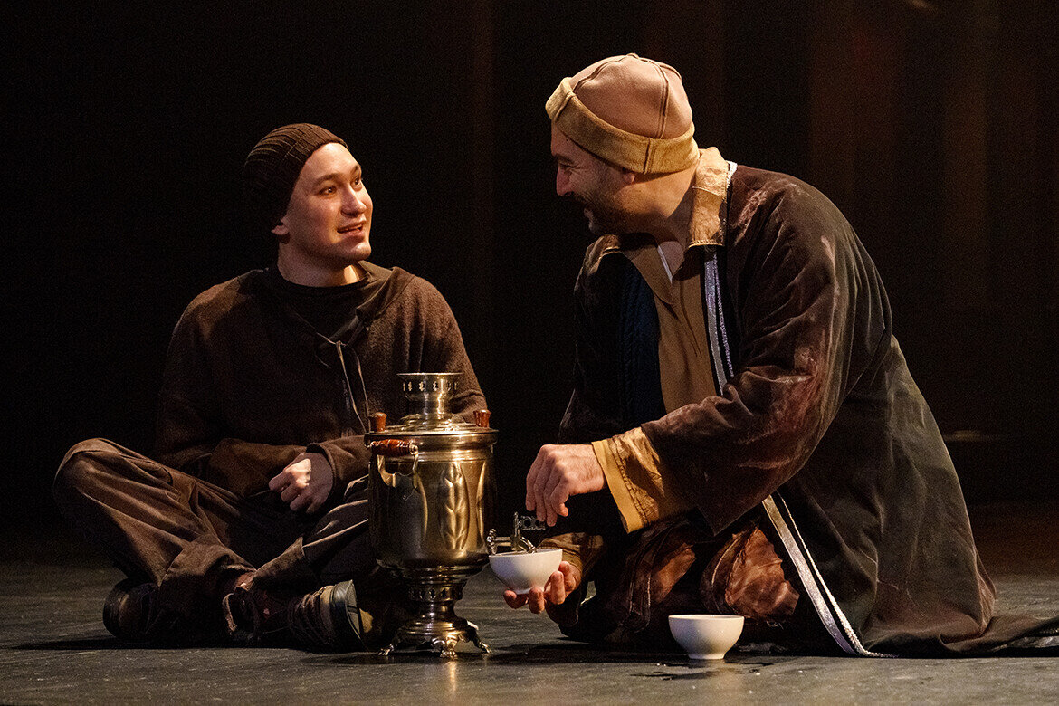 ​В спектакле «Муть. Мухаджиры», в котором задействована почти вся труппа театра, Рамиль Тухватуллин не участвует, поэтому был в зале, среди зрителей. Фото: © Салават Камалетдинов / «Татар-информ»