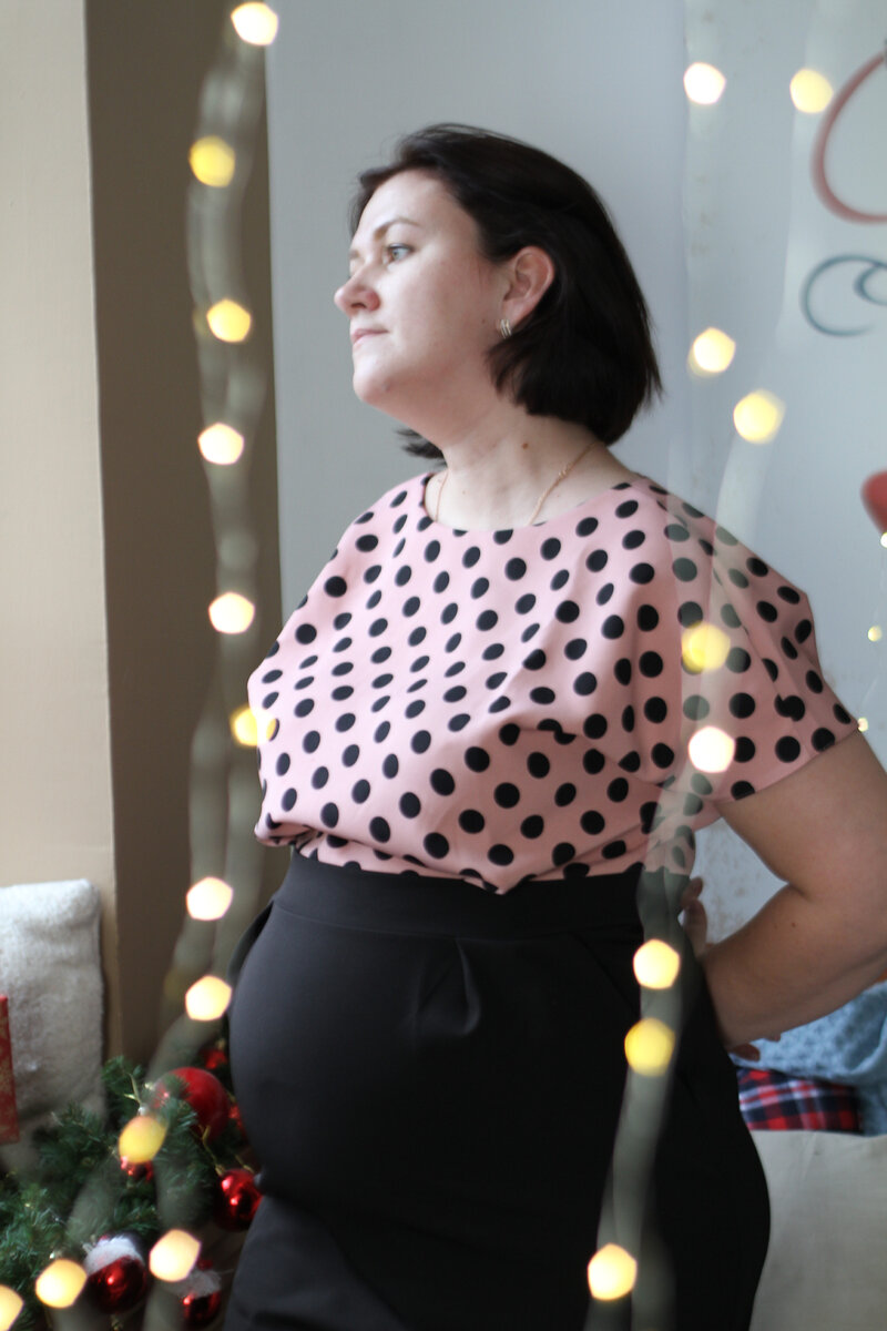 Животик большой, а срок маленький. 