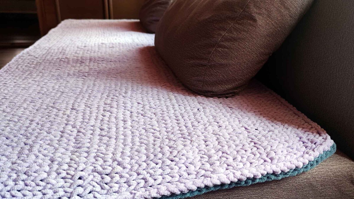 Плед получился толстым и мягким.