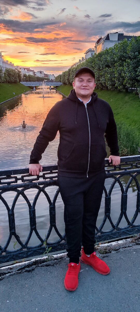 ЭТО Я НА ЗАКАТЕ В КАЗАНИ, ТАМ ОЧЕНЬ ПОНРАВИЛОСЬ СТОЛЬКО ВСЕГО УВИДЕЛ И УЗНАЛ КРУТОЙ ГОРОД..