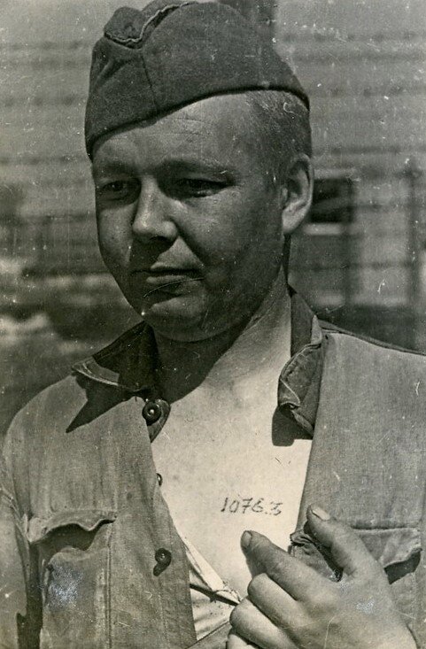 Пленный советский офицер в лагере смерти "Майданек", с вытатуированным номером на груди. 07.1944 год.