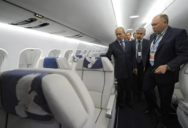 Путин осматривает салон МС-21 