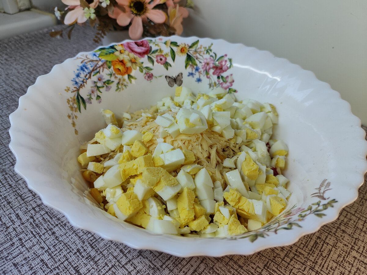 Здравствуйте, дорогие друзья! Сегодня хочу поделится с вами вкусным Пикантным салатом с кукурузой, яйцами и помидорами. Салат получается вкусным, сочным и пикантным.-5