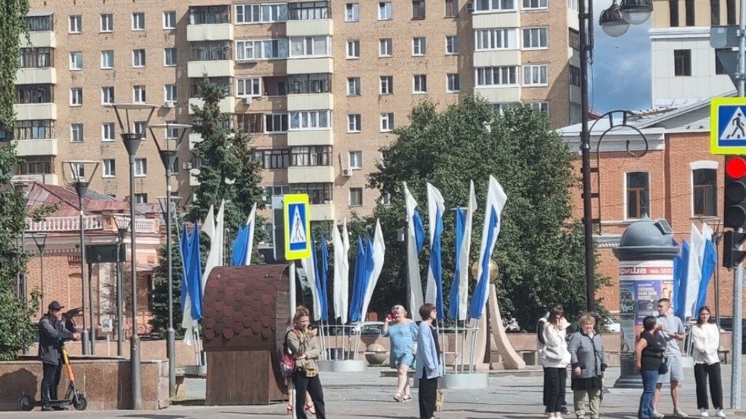     Бело-сине-белые флаги установили в центре областной столицы. Данное сочетание цветов используют на своих флагах украинская экстремистская организация «Легион „Свобода России“* и организация „Съезд народных депутатов“**.