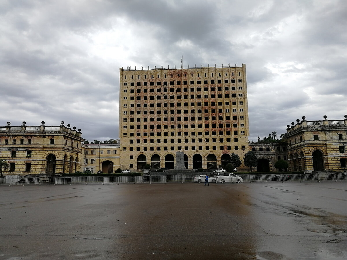 Здание Верховного Парламента Абхазии в Сухуме