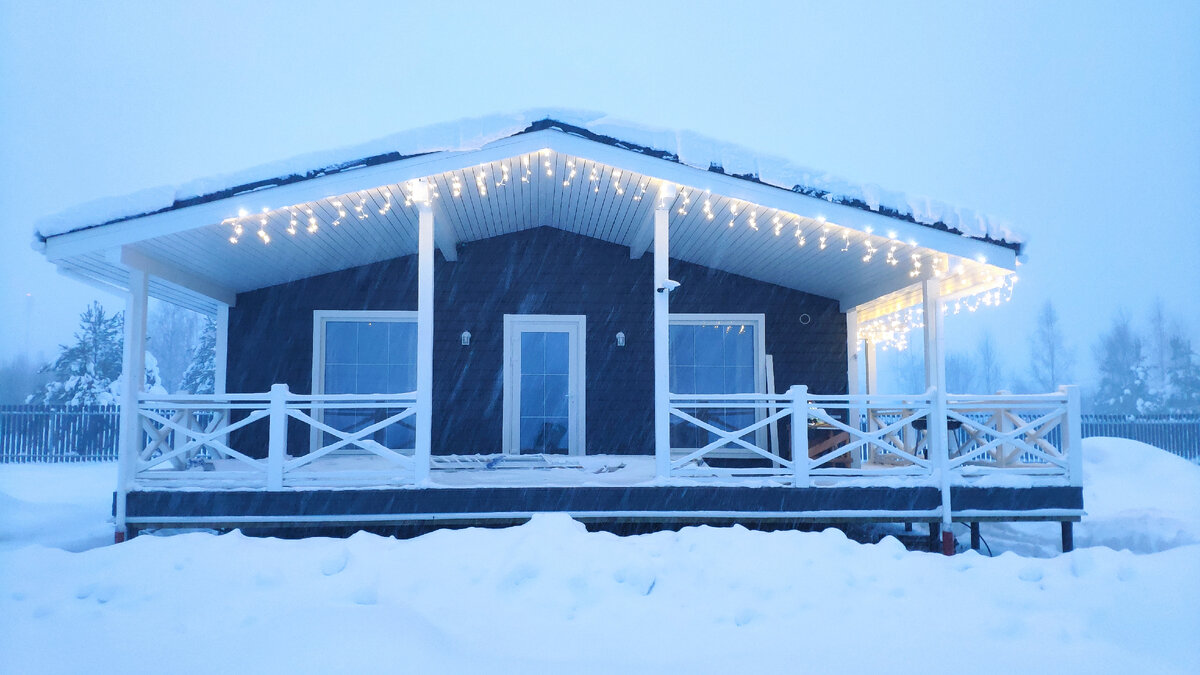 Вешаю новогодние гирлянды по краю кровли