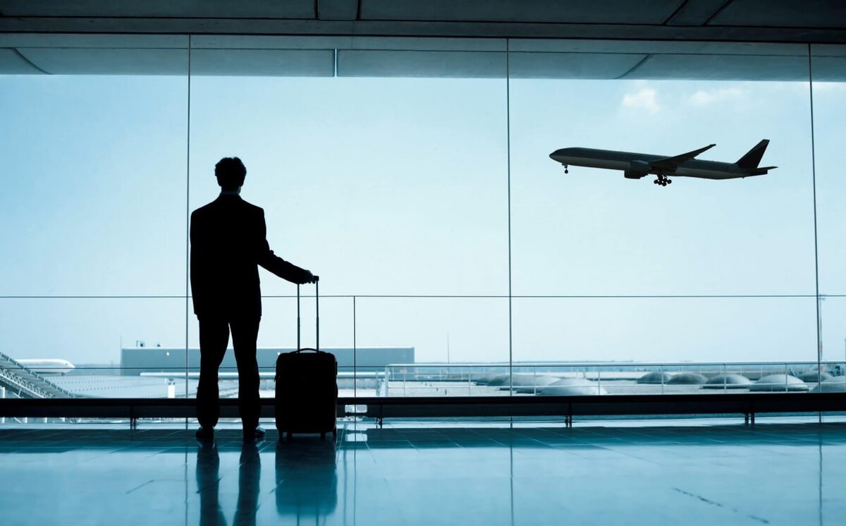 Фото из сети. Стоишь такой с чемоданом и думаешь - ничего себе как выросли цены на авиабилеты. Поеду автобусом... Хотя и с ценами на автобус - пойду пешком... 