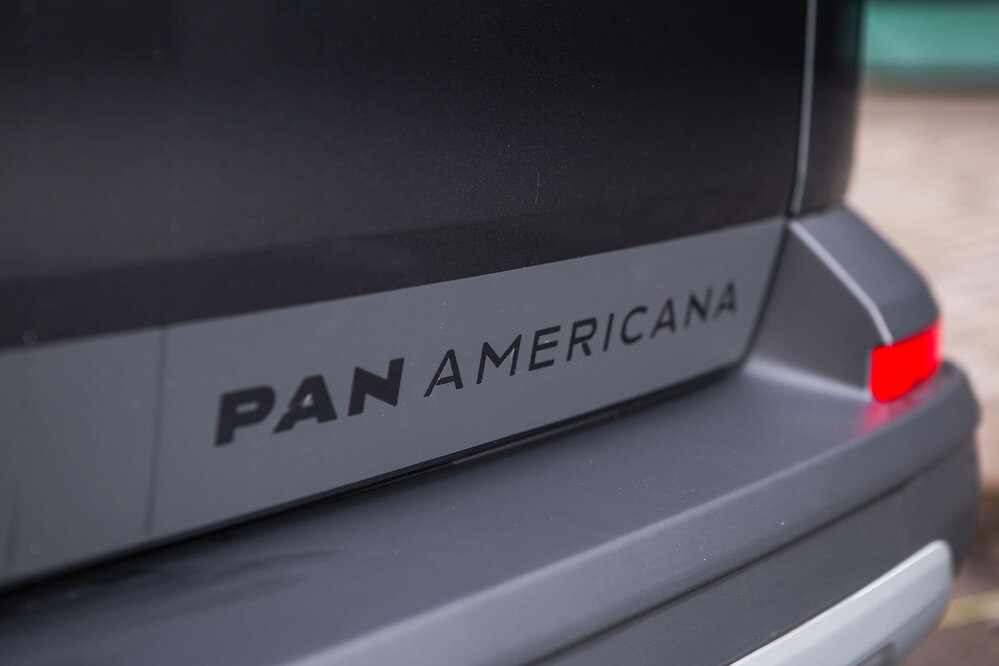 Декоративная  юбка по периметру кузова с надписями PanAmericana на дверце багажника и  порогах - первый признак овнедорожненной версии Multivan T6.  