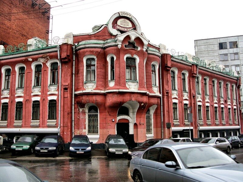 Этот особняк знаком всем по картинкам на упаковках продукции кондитерского концерна "Бабаевский"; построен он был специально для "конфетных" предпринимателей Абрикосовых. Дом в стиле модерн был построен архитектором Шнаубертом в 1905 году. Въехавшие в особняк Абрикосовы (есть байка, что предприниматели специально взяли себе «сладкую» фамилию) перенесли туда свою большую семейную фабрику. Когда отгремели революции, фабрика получила новое название – в честь секретаря райкома Петра Бабаева. В течение последних десятилетий у предприятия несколько раз менялись хозяева, однако географически концерн остался на прежнем месте – в абрикосовском особняке.
