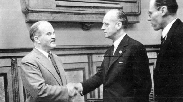  Молотов и Риббентроп пожимают руки после подписания пакта 