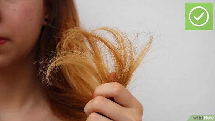 1Проверьте наличие поврежденных волос. Тщательно изучите волосы при помощи зеркала и хорошего освещения. Чаще всего, сечение появляется в нижней части волос, однако вы можете обнаружить секущиеся кончики и в любом другом месте. Секущиеся концы и сопутствующие им повреждения могут проявляться в нескольких разных формах. Если вы обнаружили у себя любую из них, избавьтесь от проблемы при помощи инструкций, указанных ниже: