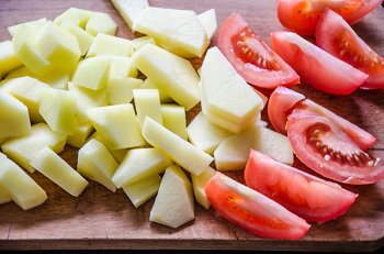 Нут необходимо замочить накануне в большом количестве холодной воды. Перед приготовлением воду сливаем.
  Лук очищаем, измельчаем. Баранину нарезаем крупно.
  Включаем нашу мультиварку в режим «Выпечка»  («Жарка») на 20 минут. Наливаем растительное масло в чашу нашей  помощницы и обжариваем лук и мясо до легкого зарумянивания.
  Переключаем в режим «Тушение» («Супы») на 2  часа. Вливаем полтора литра воды. Как только закипит, всыпаем нут,  добавляем морковь, нарезанную шайбами и целые зубчики очищенного  чеснока. Нарезаем помидор на 6-8 частей, картофель – крупными ломтиками,  а сладкий перец – полосками. Добавляем овощи в чашу за 1 час до  готовности. За 10 минут до финиша всыпаем сушеный базилик и добавляем  соль. Подаем, посыпав свежей зеленью.
   