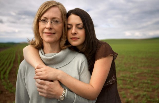 Ценность материальных благ среди подростков и детей ежегодно возрастает. Такая тенденция беспокоит ученых, исследователей и родителей во всем мире. Это может быть связано не только с развитием эгоистичных взглядов и поведения, но и грозит различными проблемами психического здоровья, как беспокойство и депрессия. Однако, есть хорошие новости. Новое исследование, которое было опубликовано в «Журнале положительной психологии», предполагает, что некоторая тактика воспитания может обуздать материалистические тенденции детей.