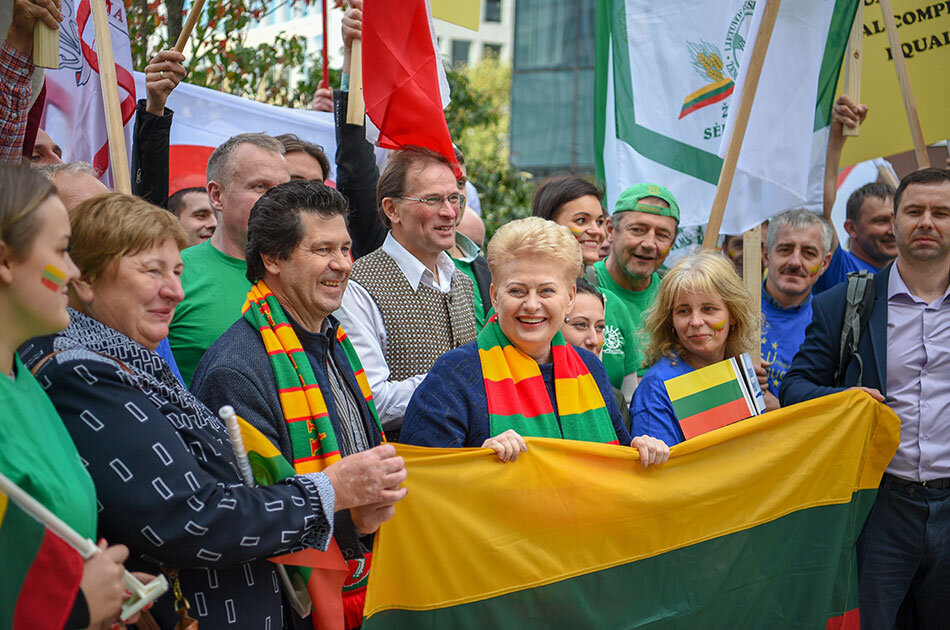 На акции в Брюсселе Даля Грибаускайте поддержала своих фермеров. Но вряд ли сможет им помочь — у самой проблем выше крыши. Фото Роберта Дачкуса (сайт президента Литовской республики).