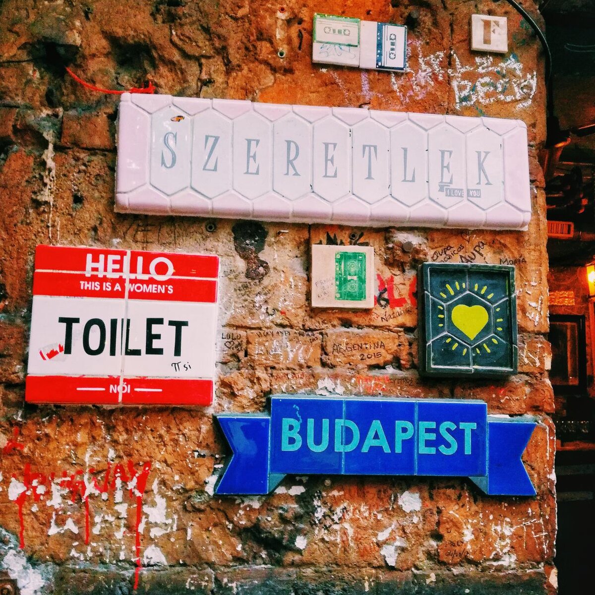 Стена одного из самых известных руинных барах города – Szimpla kert