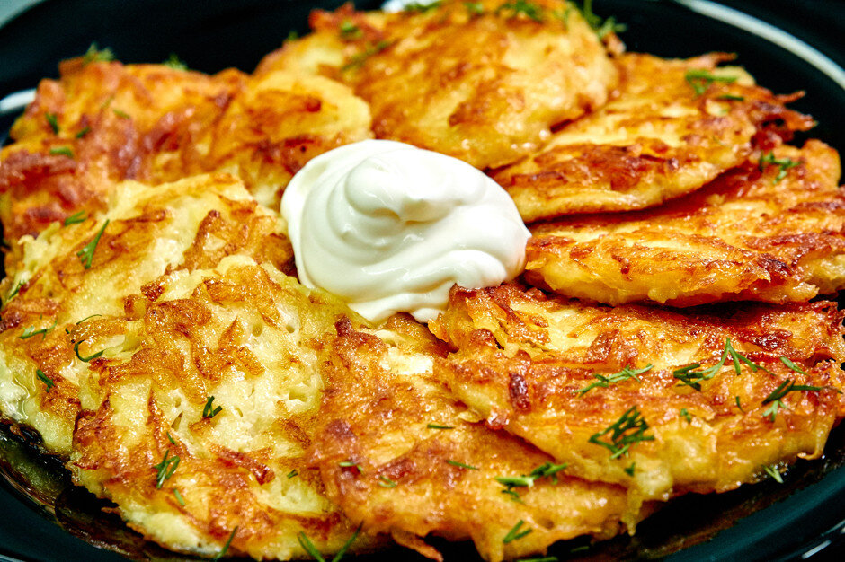 Драники — очень вкусное блюдо белорусской кухни. Готовят их из тертого картофеля. Но многие хозяйки жалуются, что драники получаются жесткие и темные. Как этого избежать, читайте в рецепте.