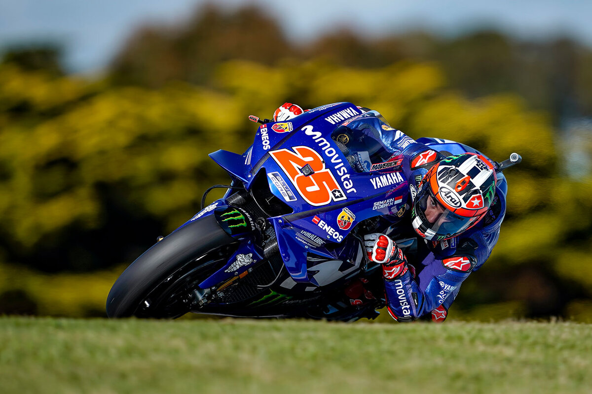 Победитель австралийского Гран-При прощупывает локтем покрытие трассы Филипп-Айленд =)