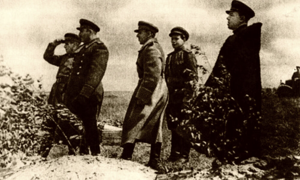 И. X. Баграмян со своими подчиненными на наблюдательном пункте