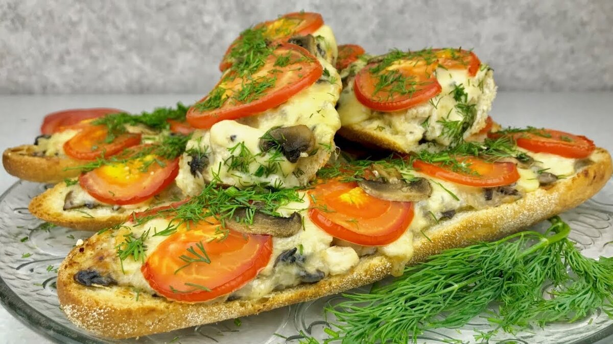 Запеченный багет. Багет с курицей и грибами в духовке. Багет, фаршированный курочкой и грибами. Закуска из батона. Бутерброд фаршированный багет.