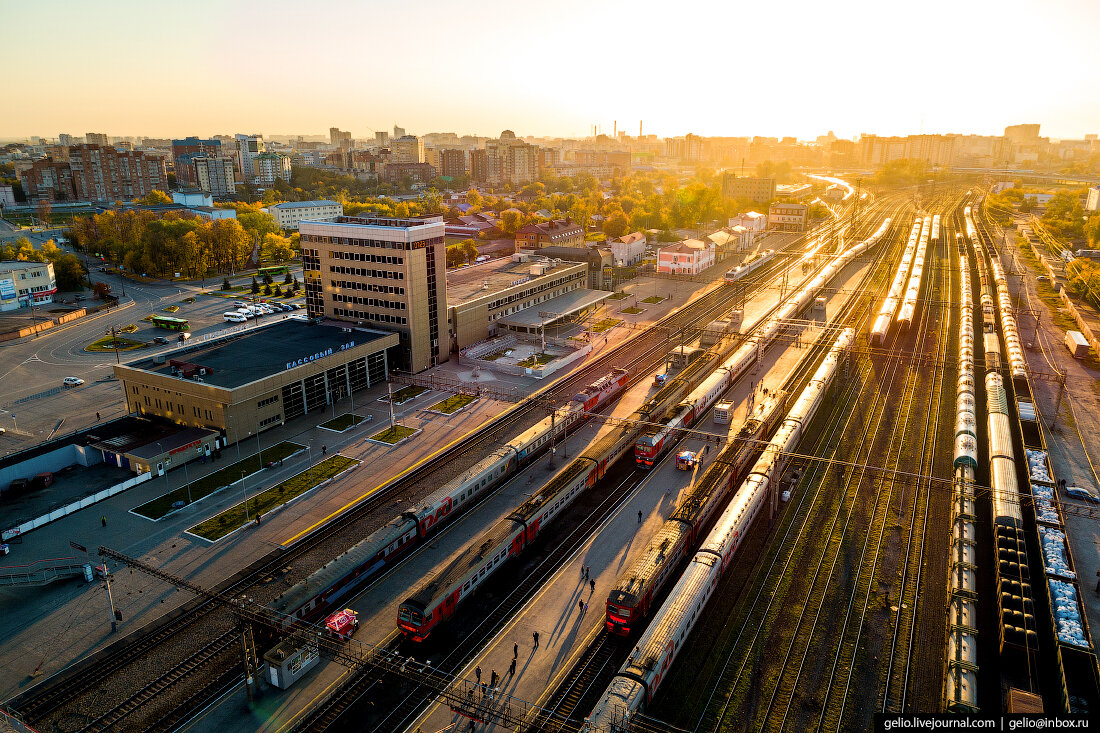 Фото железнодорожной улице. ЖД вокзал Тюмень. ЖД вокзал города Тюмень. Тюмень железная станция. Тюменский вокзал железная дорога.