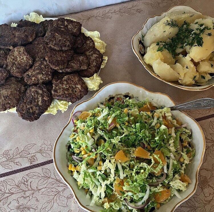 Яркий салат с куриным филе, капустой и мандаринами