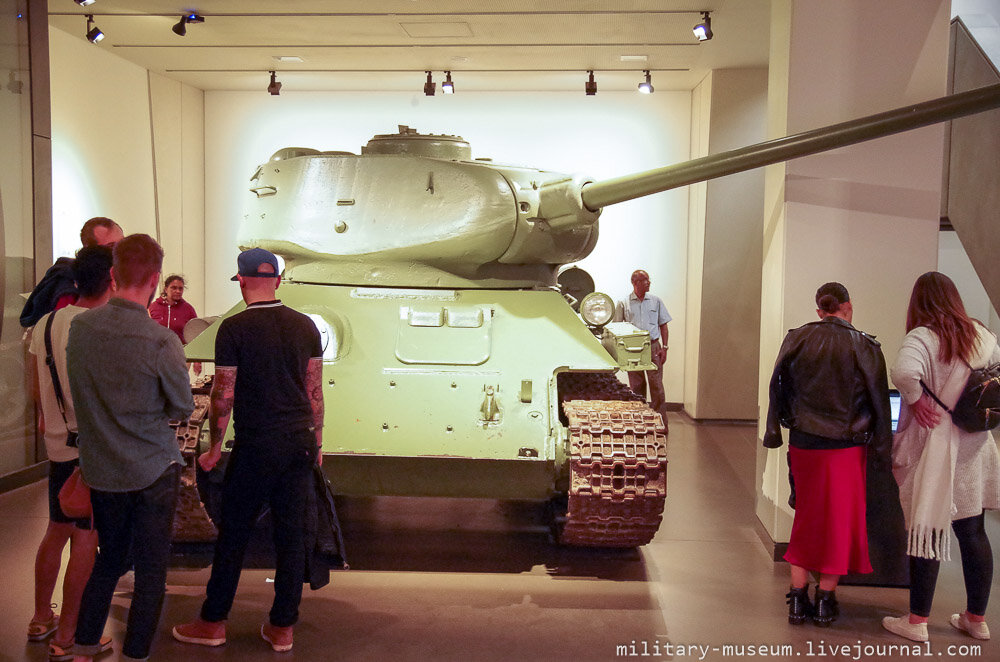 2. Танк радует свежей краской, но огорчает отсутствием каких-либо обозначений на броне