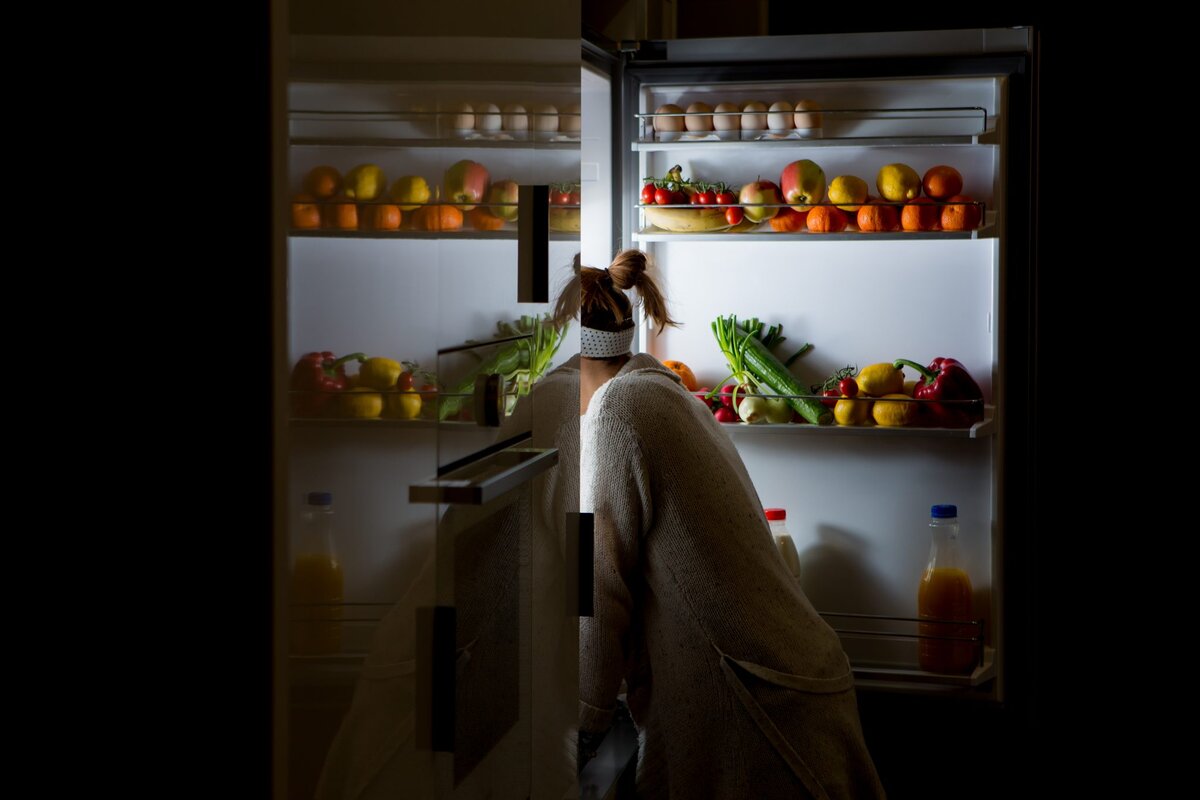 Холодильник. Холодильник ночью. Холодильник в темноте. Холодильник с продуктами.