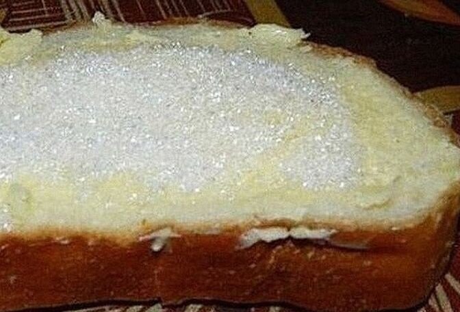 Просто мажем хлеб растительным маслом и посыпаем сахаром, но при желании мы вместо сахара мазали вареньем.
