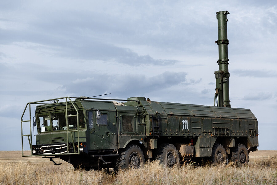 9К720 "Искандер" - семейство оперативных ракетных комплексов, стоящих на вооружении России. Имеют ядерный боеприпас мощностью до 50 килотонн (примерно 3 "Хиросимы") и дальность полета... ровно до 500км. Военные аналитики и штабы НАТО, естественно, считают, что дальность действия занижена - но испытаний дальше 500км не проводилось, поэтому доказать ничего по правилам ДЗРСМД невозможно. разве что выкрасть из России ракету и испытать ее самостоятельно (экспортные не подходят, у них официально ослабленные характеристики). (Im. source: Wiki)