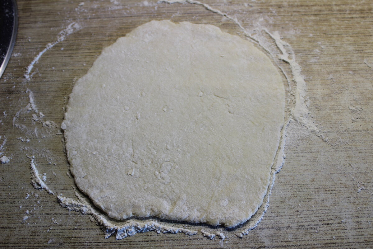 Как сделать так чтобы получилось тесто. Сырный пирог творожное тесто. Тесто сверху. Кладу тесто на ткань. Раскатать творожное тесто как.