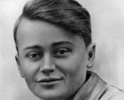    В феврале 1943 года в Гремучем лесу фашистами был расстрелян герой-молодогвардеец Олег Кошевой. В годы Великой войны он выбрал дорогу миллионов - бороться с врагом всеми доступными методами.