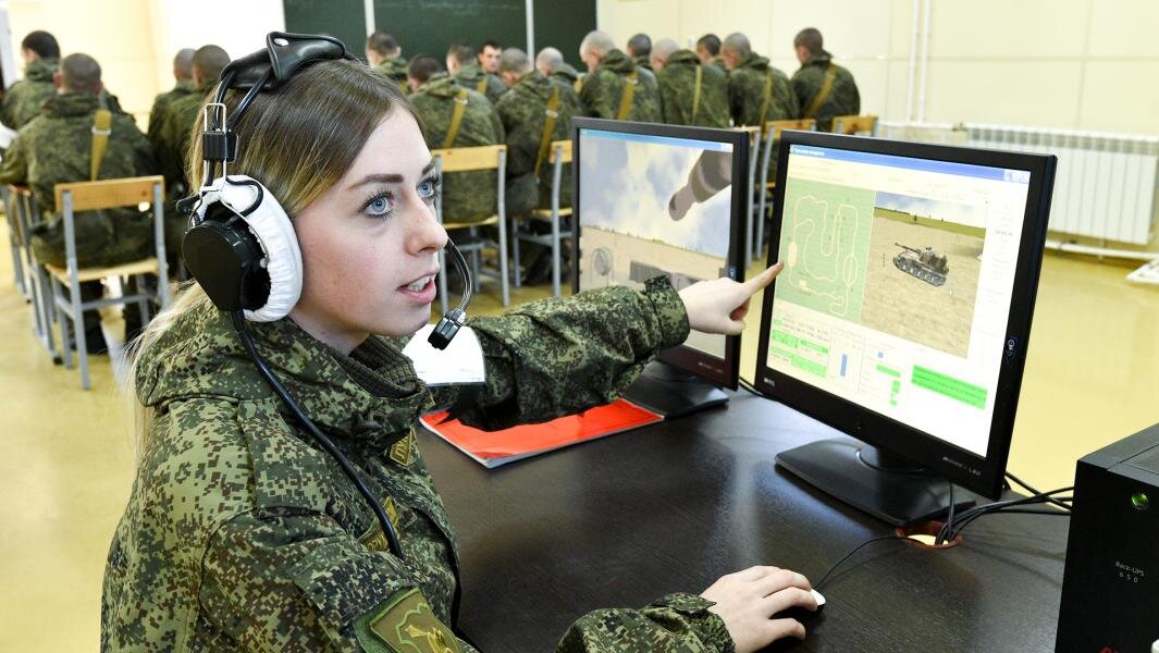 631-й учебный центр артиллерии ВС РФ, военнослужащая на тренажере по вождению. Фото: ИЗВЕСТИЯ/Павел Кассин