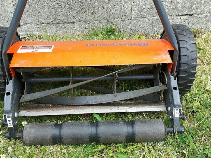 Высота кошения устанавливается сменой одной из четырех фиксированных позиций наклона подвески опорных роликов. Если присмотреться, то слева сейчас стоит вторая после самой высокой позиция, а справа - ровно обратная. 