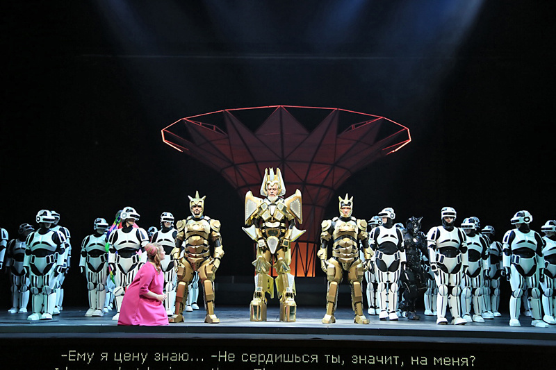 Первый сюрприз — ​театр сделал два варианта одного и того же спектакля. Утром облегченную версию (уложились в час с четвертью) полностью на русском языке играют для детей, вечером в тех же декорациях и костюмах — ​полноценную с ариями на немецком и разговорными диалогами по-русски для взрослых. Кажется, в нашей театральной практике ничего подобного еще не было, и за такой оригинальный ход «Геликон» стоит только похвалить.